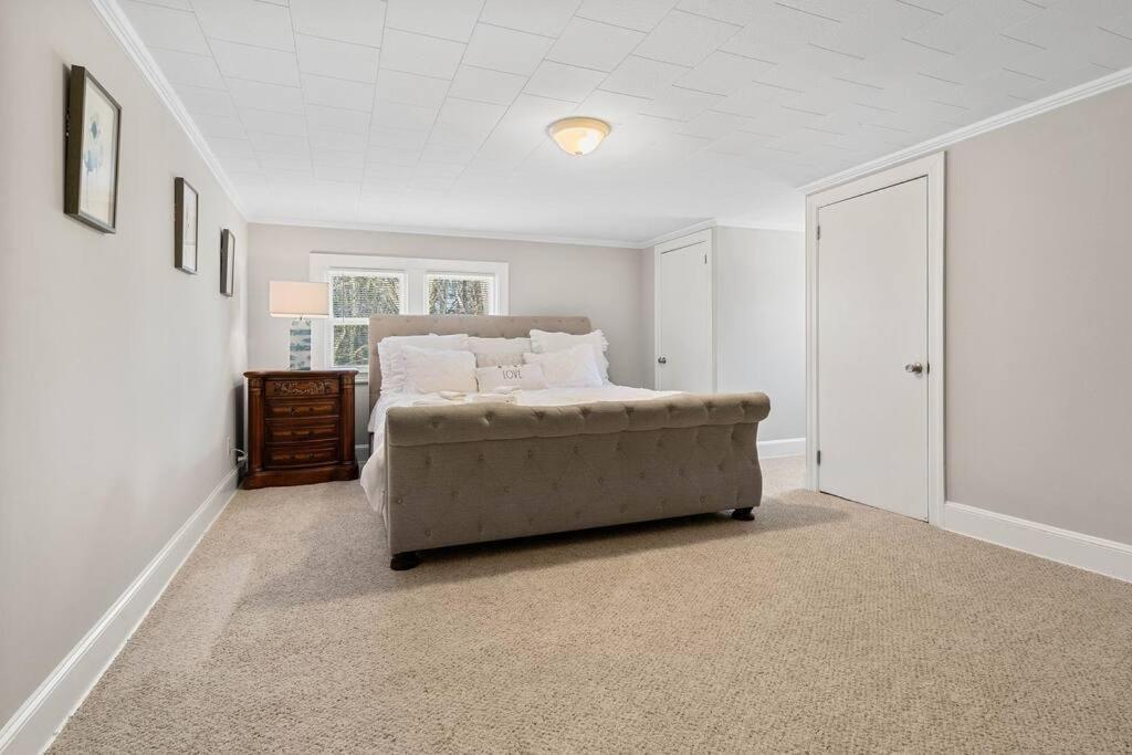 Cozy 4B Retreat Near Uptown King Beds Sleeps 12 Villa Charlotte Buitenkant foto