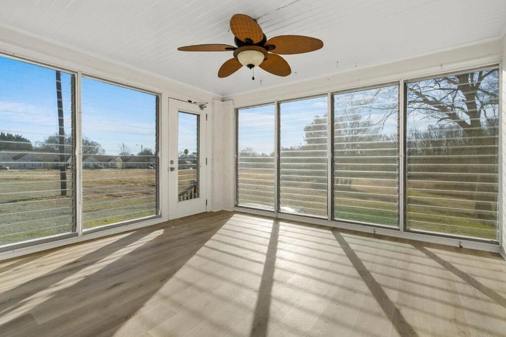 Cozy 4B Retreat Near Uptown King Beds Sleeps 12 Villa Charlotte Buitenkant foto