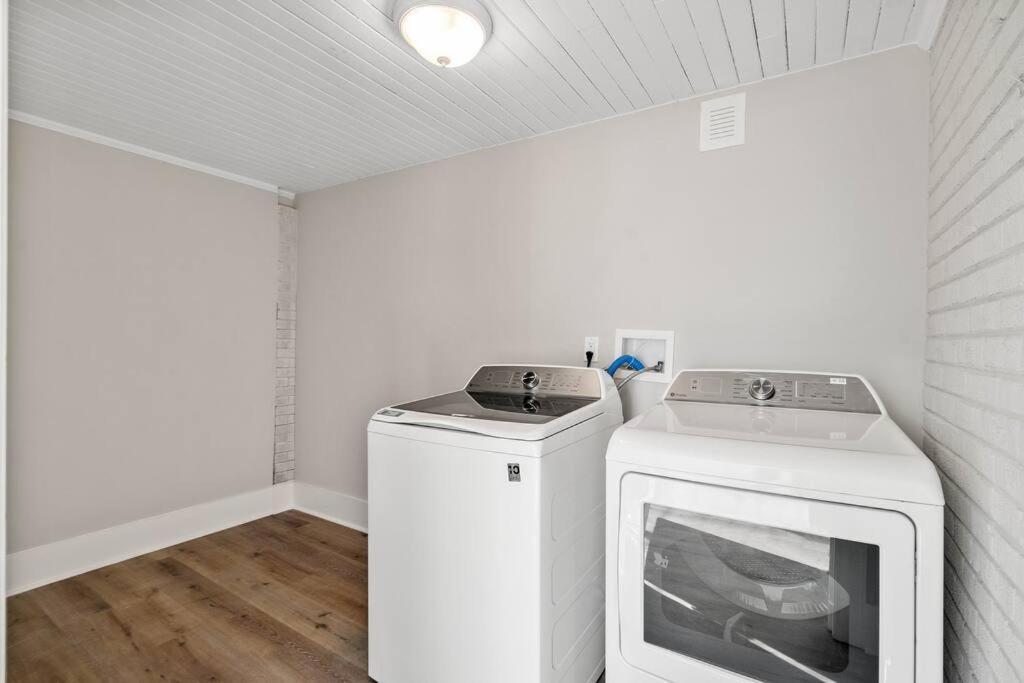 Cozy 4B Retreat Near Uptown King Beds Sleeps 12 Villa Charlotte Buitenkant foto