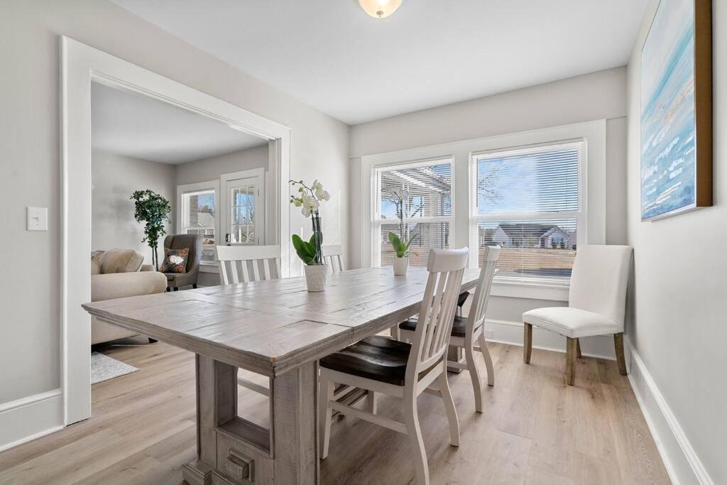Cozy 4B Retreat Near Uptown King Beds Sleeps 12 Villa Charlotte Buitenkant foto